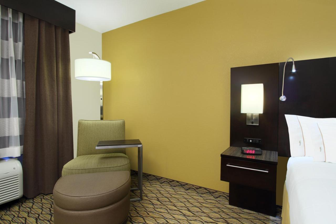 Holiday Inn Express - Colorado Springs - First & Main By Ihg Стая снимка