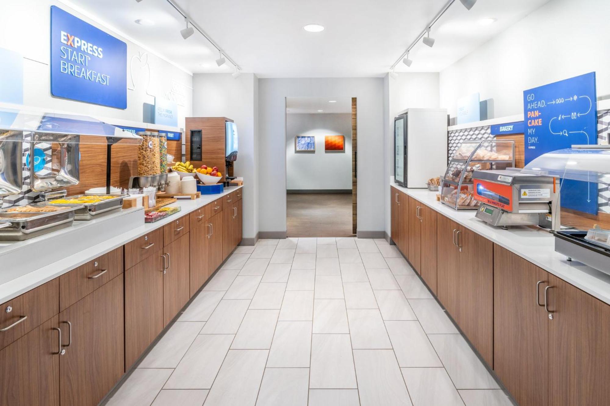 Holiday Inn Express - Colorado Springs - First & Main By Ihg Екстериор снимка